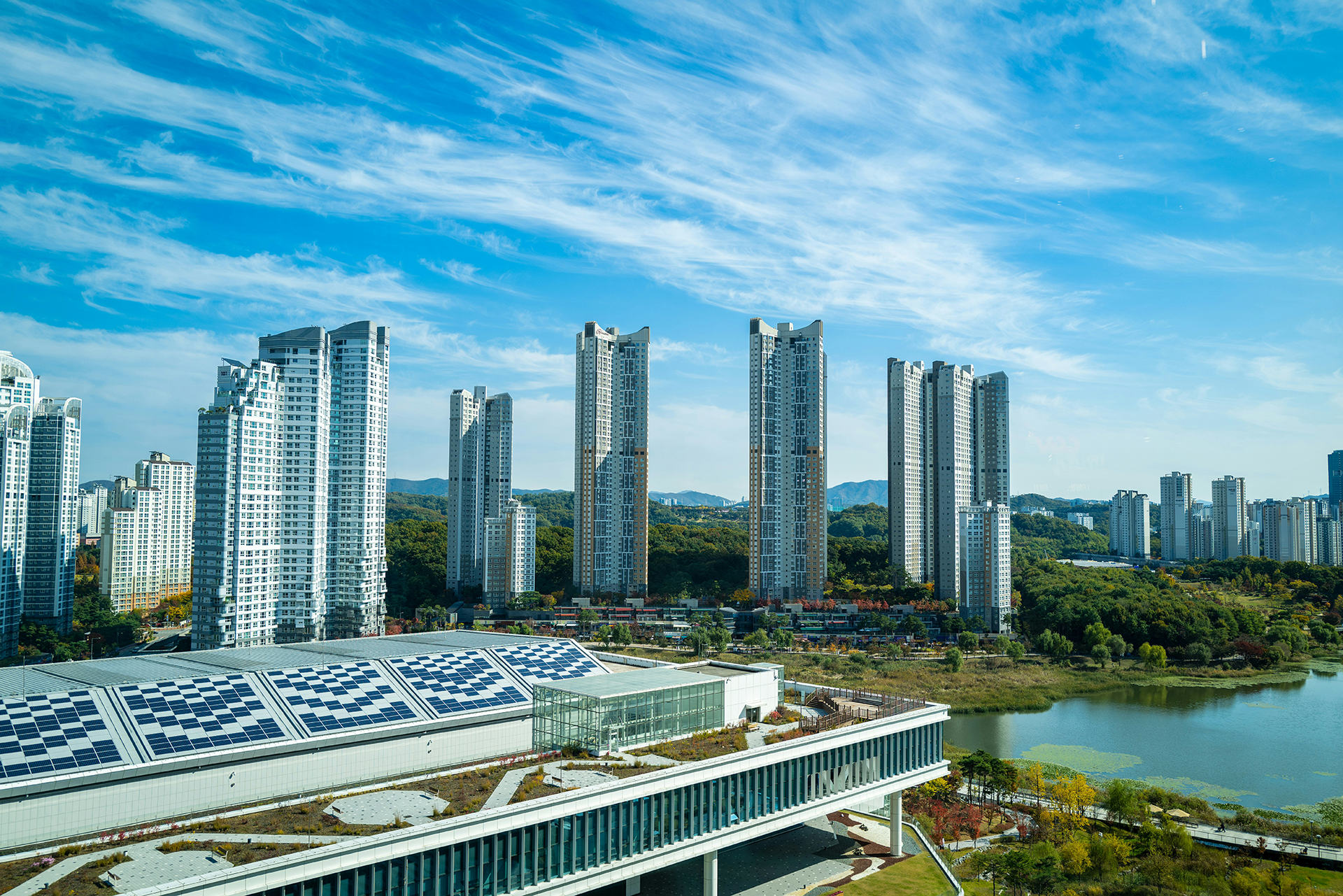 Learn how sustainable building technology like indoor navigation helps reduce energy consumption, lower emissions, and optimize operations in commercial spaces with MapVX.